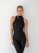 Przód czarnego body Ambre Black z zabudowanym marszczonym golfem