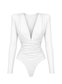 Kremowe body Lara z długim rękawem, drapowaniem w talii i dołem bikini na jasnym tle