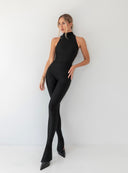 Czarne legginsy Auren Black w eleganckiej stylizacji z topem ze stójką i szpilkami
