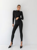 Czarne legginsy Lorin z zapiętką w wieczorowej stylizacji z dopasowanym body i szpilkami