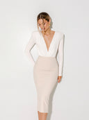 Ołówkowa spódnica midi Sensa Beige w stylizacji z białym, drapowanym body